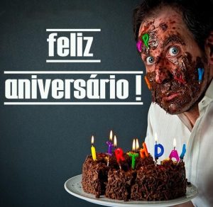 Скачать бесплатно Картинка ко дню рождения на португальском языке на сайте WishesCards.ru